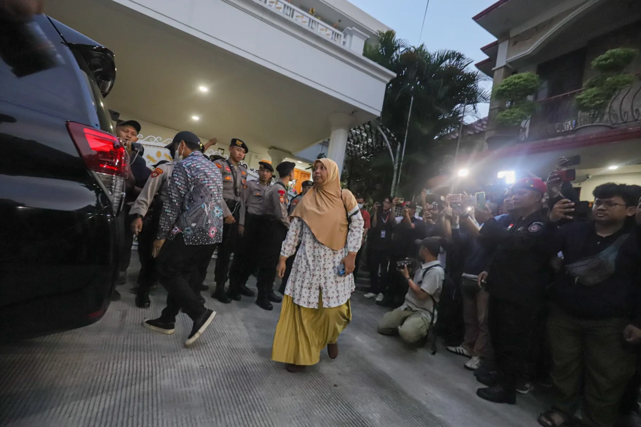 KPK Bawa Satu Koper...