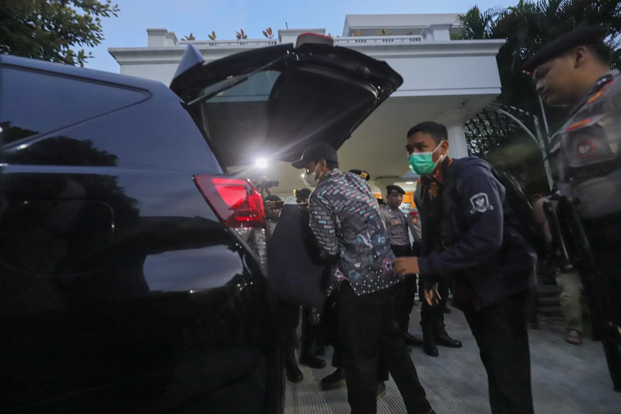 KPK Bawa Satu Koper...