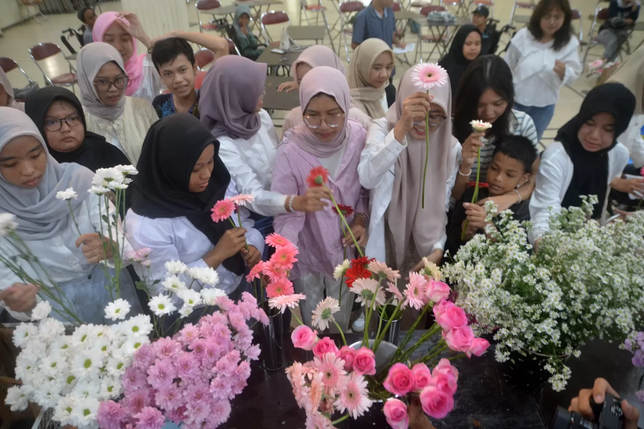 Berbagi Kebahagiaan...