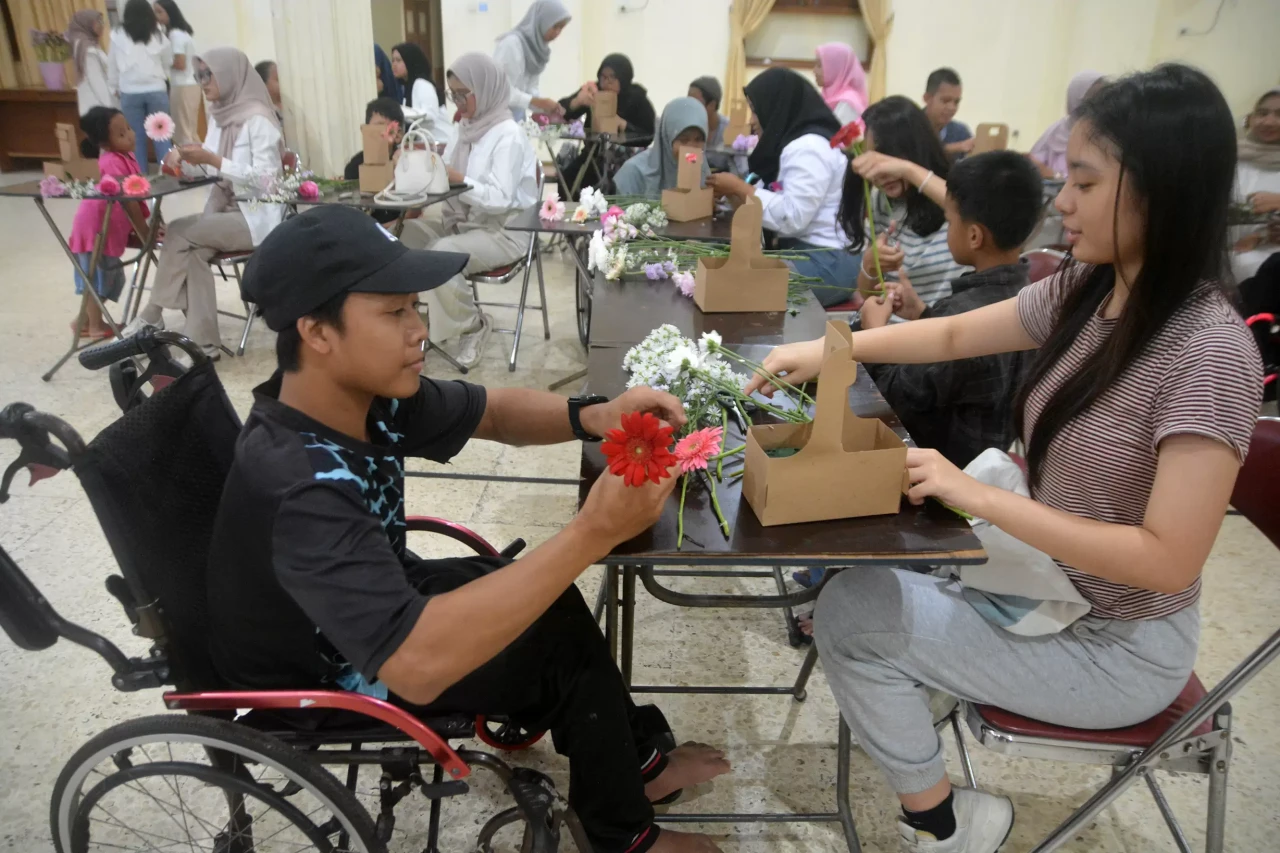 Berbagi Kebahagiaan...