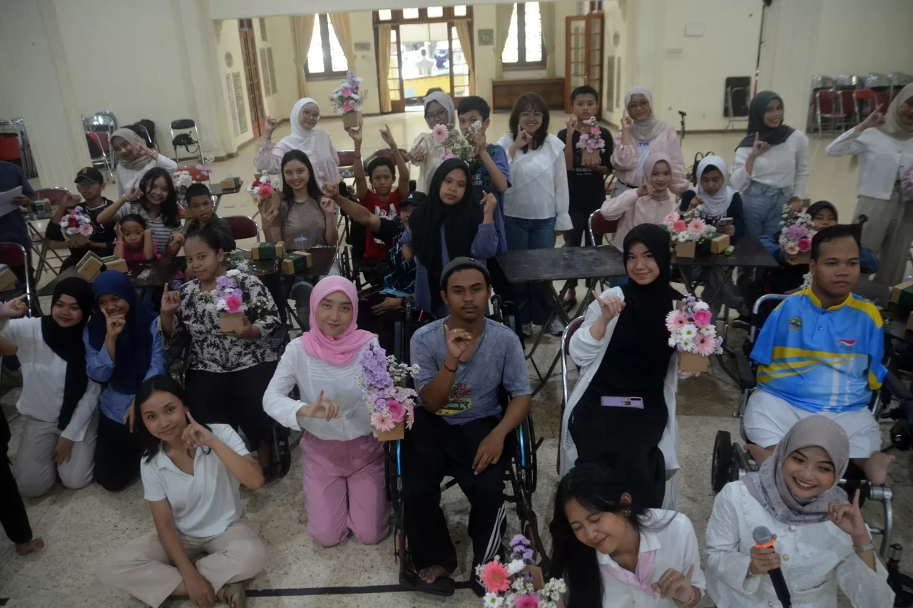 Berbagi Kebahagiaan...