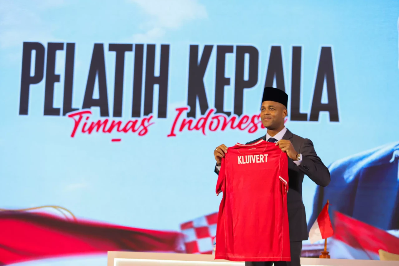 Pakai Peci Hitam, Pelatih...
