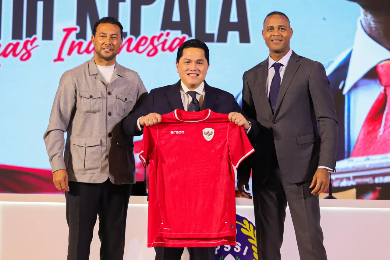 Pakai Peci Hitam, Pelatih...