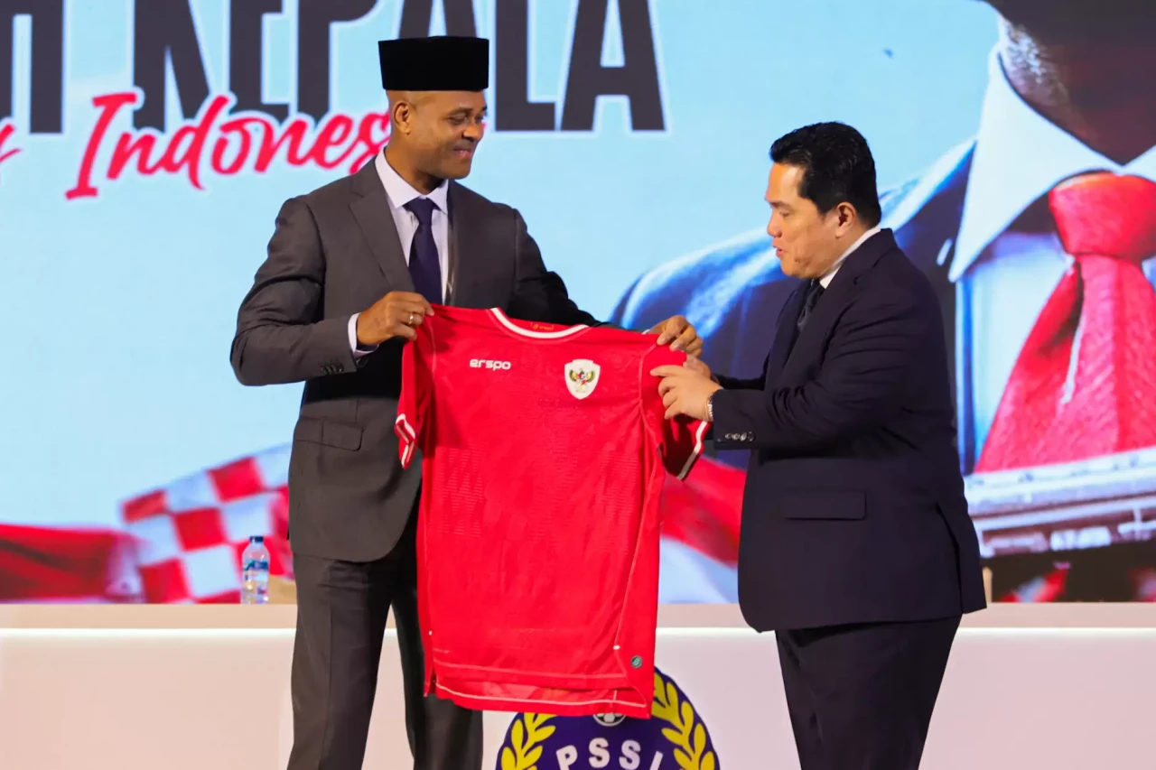 Pakai Peci Hitam, Pelatih...