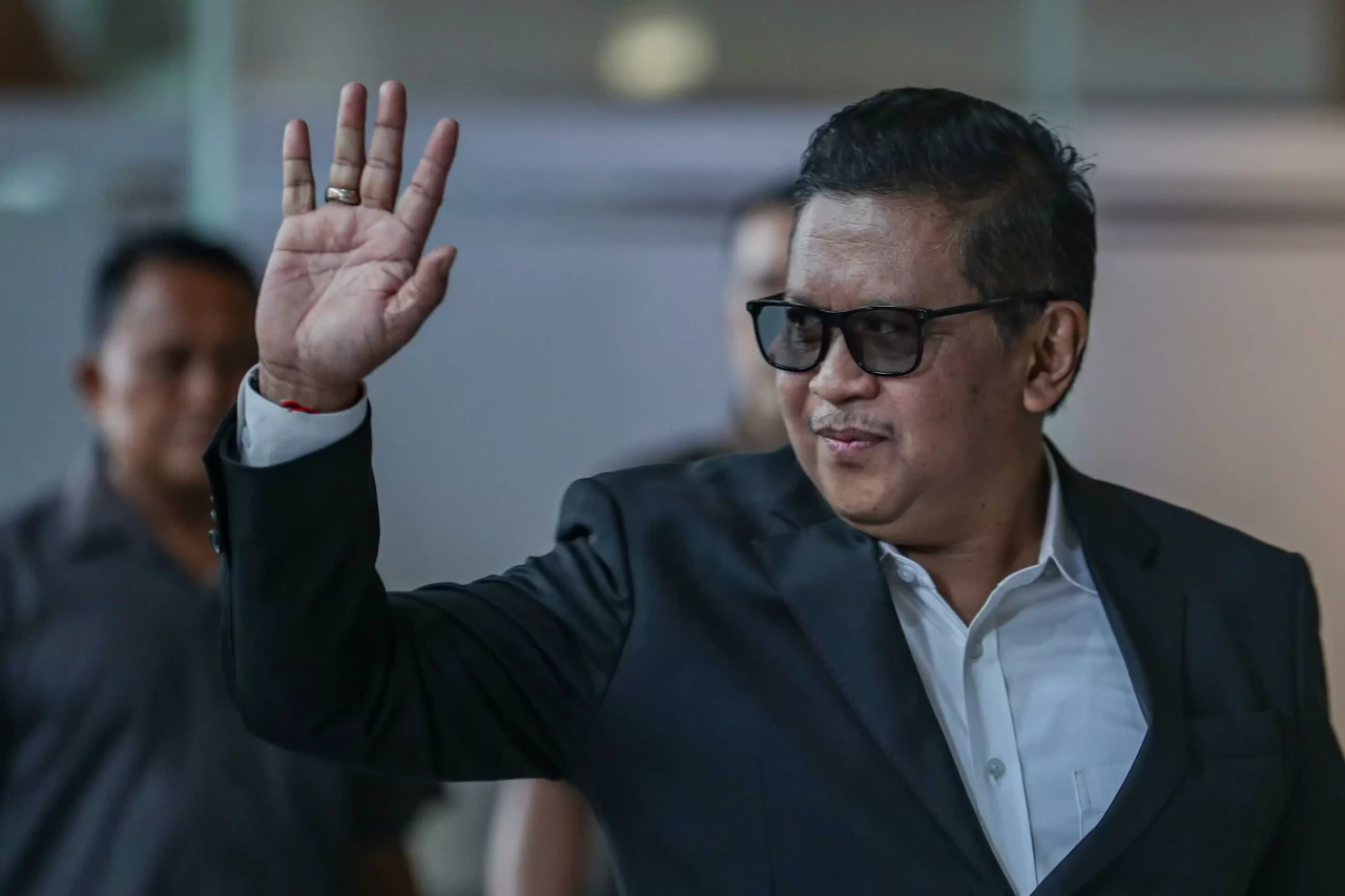 Hasto Kristiyanto Didampingi...