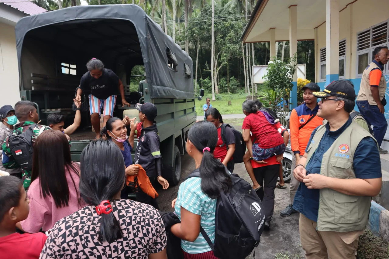 Erupsi Gunung Ibu Berlanjut,...
