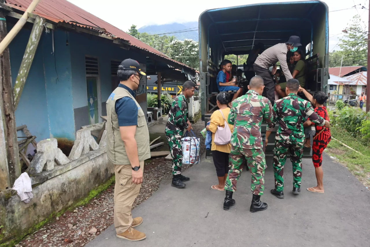Erupsi Gunung Ibu Berlanjut,...