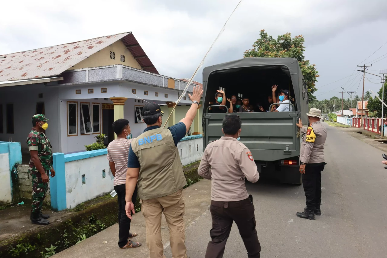 Erupsi Gunung Ibu Berlanjut,...