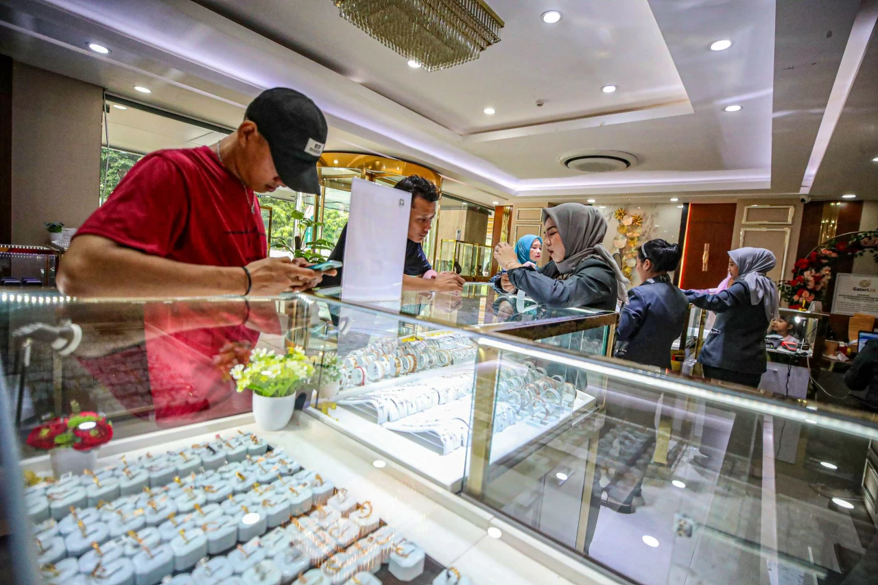 Harga Emas Turun di...
