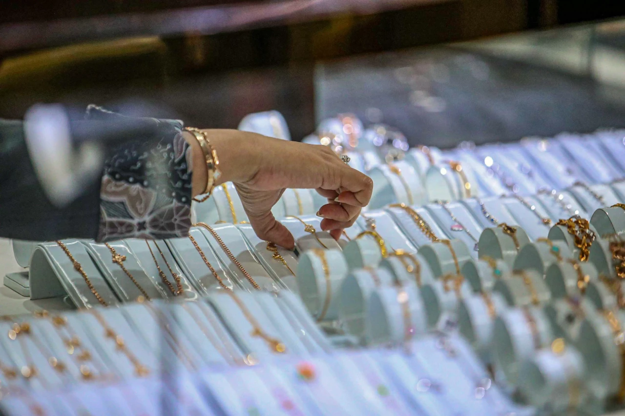 Harga Emas Turun di...