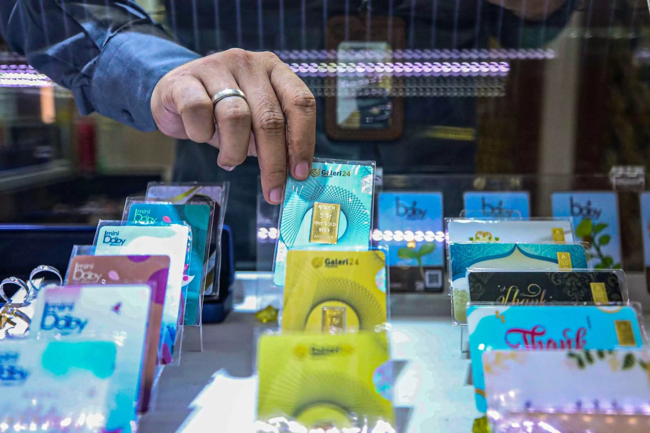 Harga Emas Turun di...