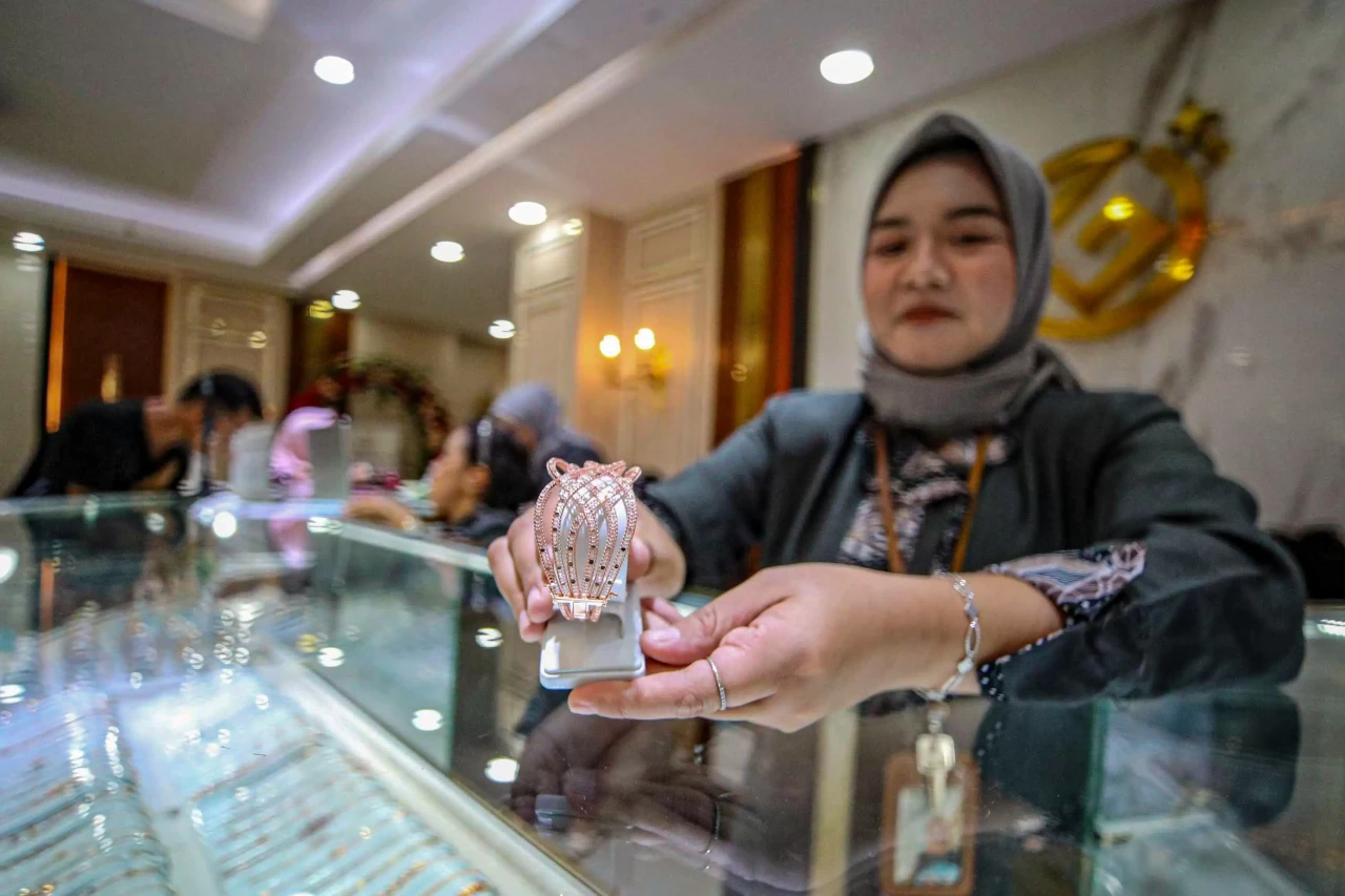 Harga Emas Turun di...