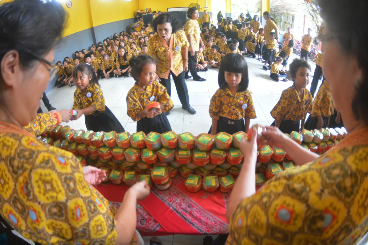 Tradisi Berbagi Kue...
