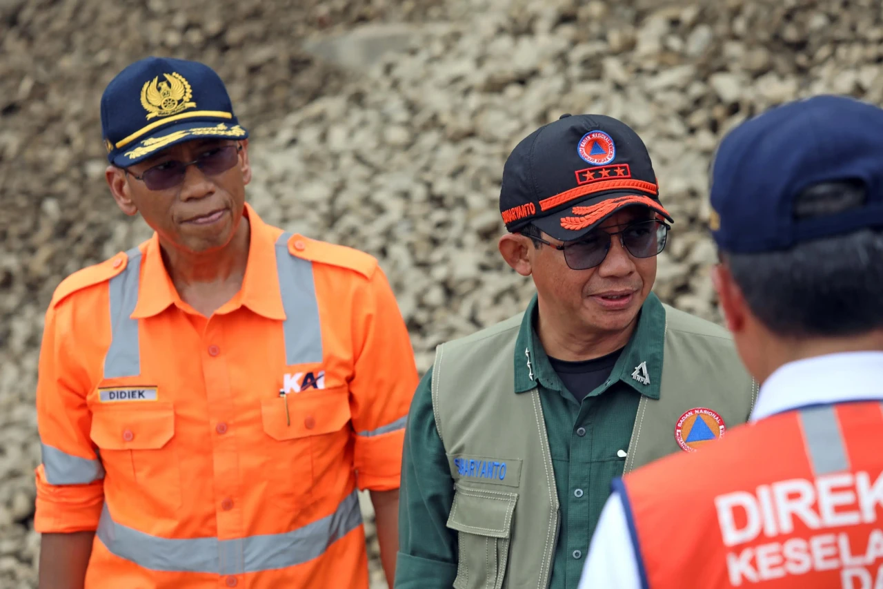Tinjau Jalur Rel Terdampak...
