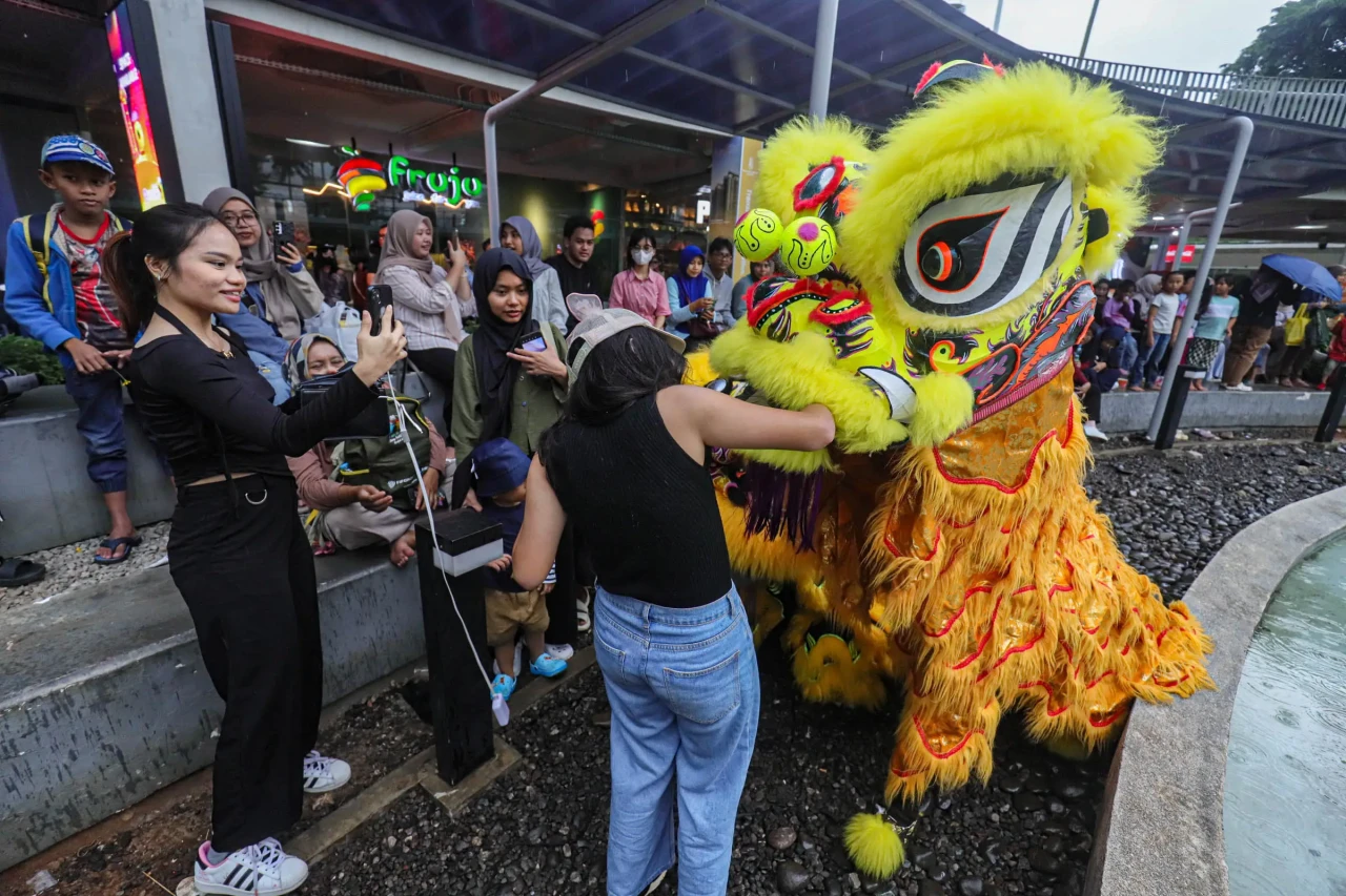 Hiburan Barongsai Sambut...