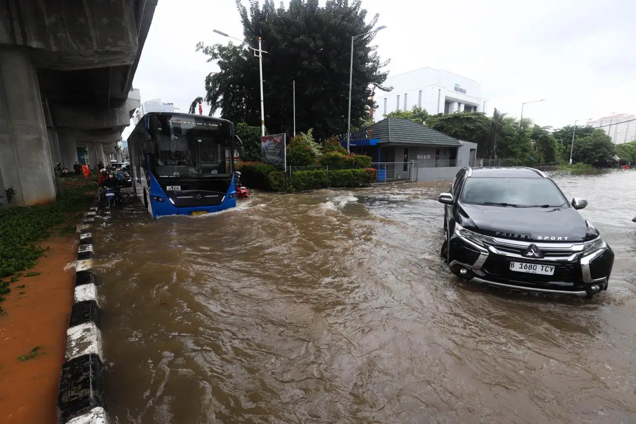 Banjir Kepung Jakarta,...