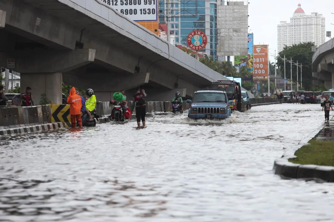 Banjir Kepung Jakarta,...