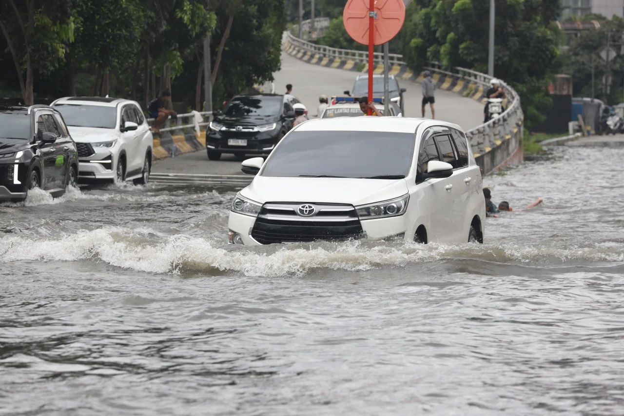 Potret Kendaraan Menerjang...
