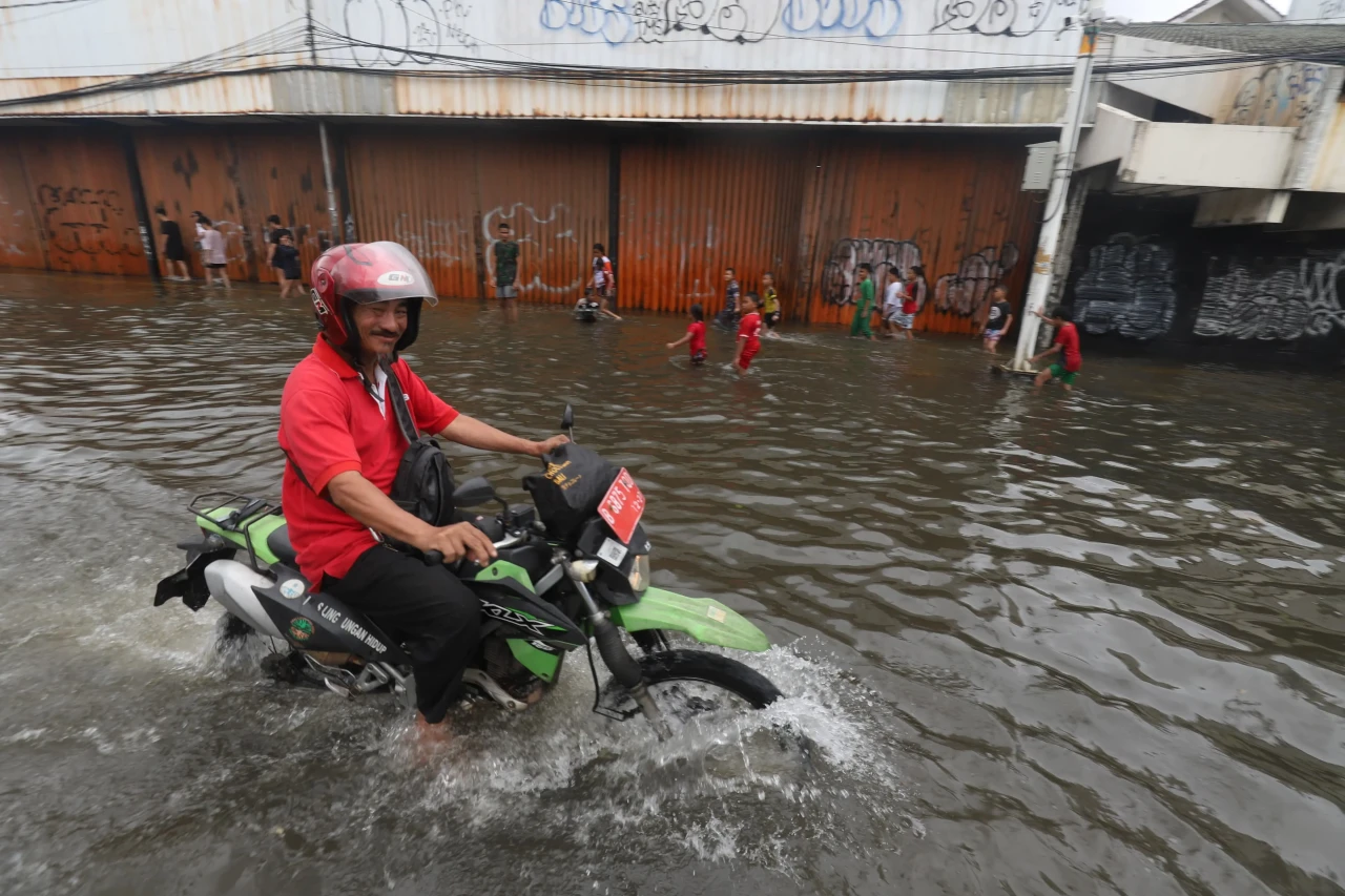 Potret Kendaraan Menerjang...