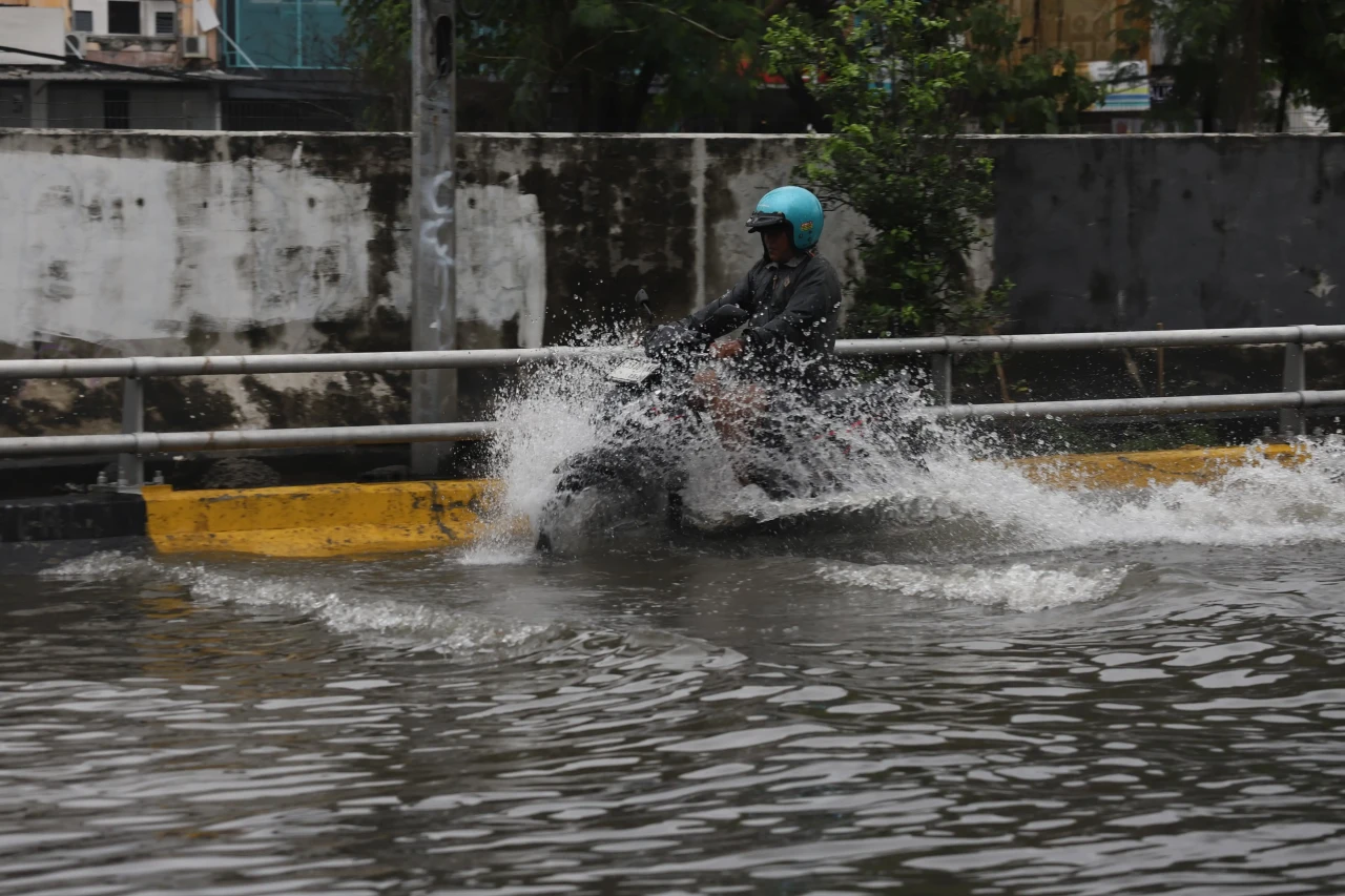 Potret Kendaraan Menerjang...