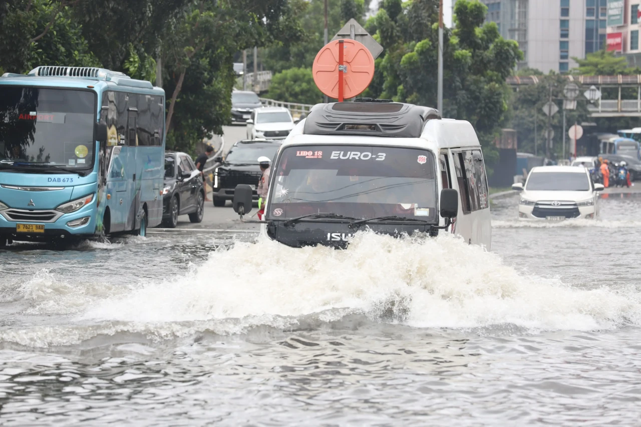 Potret Kendaraan Menerjang...