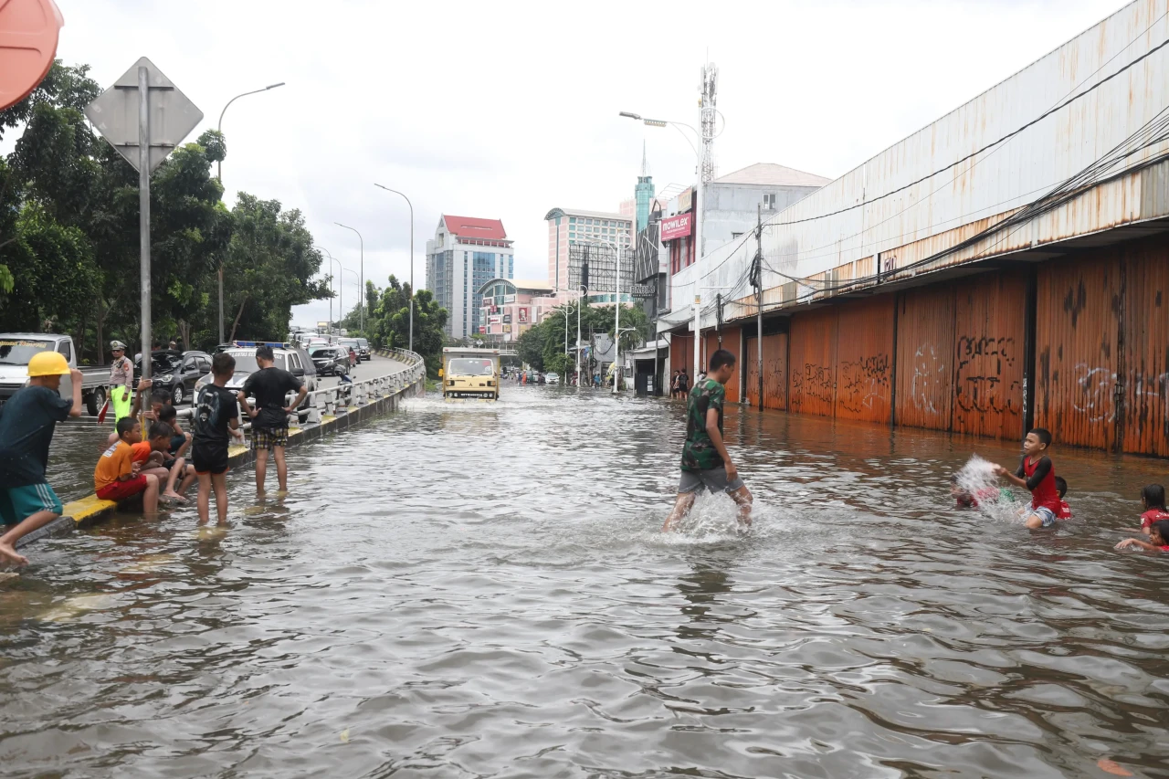 Banjir Rendam Ruas Jalan...