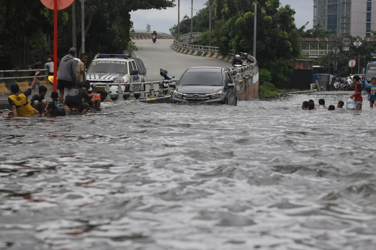 Banjir Rendam Ruas Jalan...