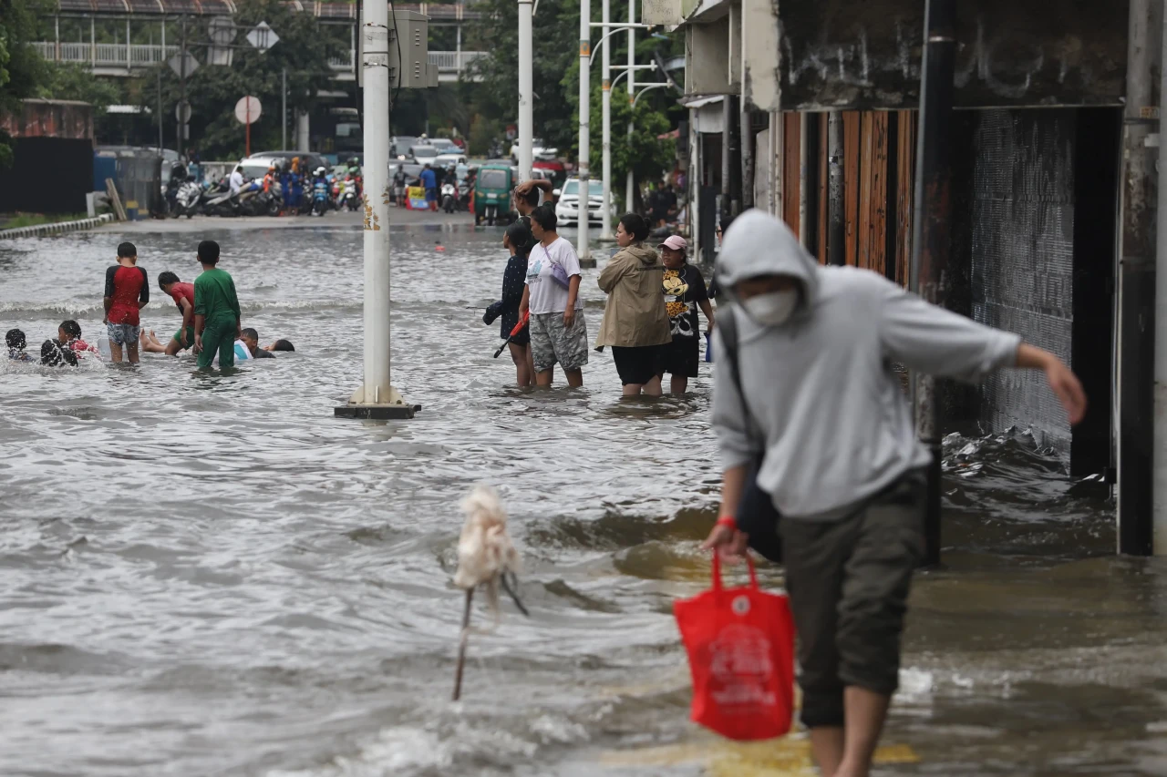 Banjir Rendam Ruas Jalan...
