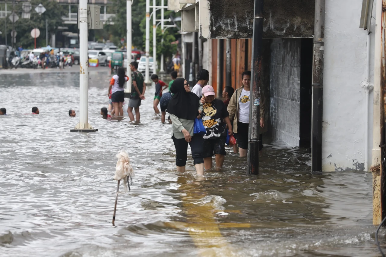Banjir Rendam Ruas Jalan...