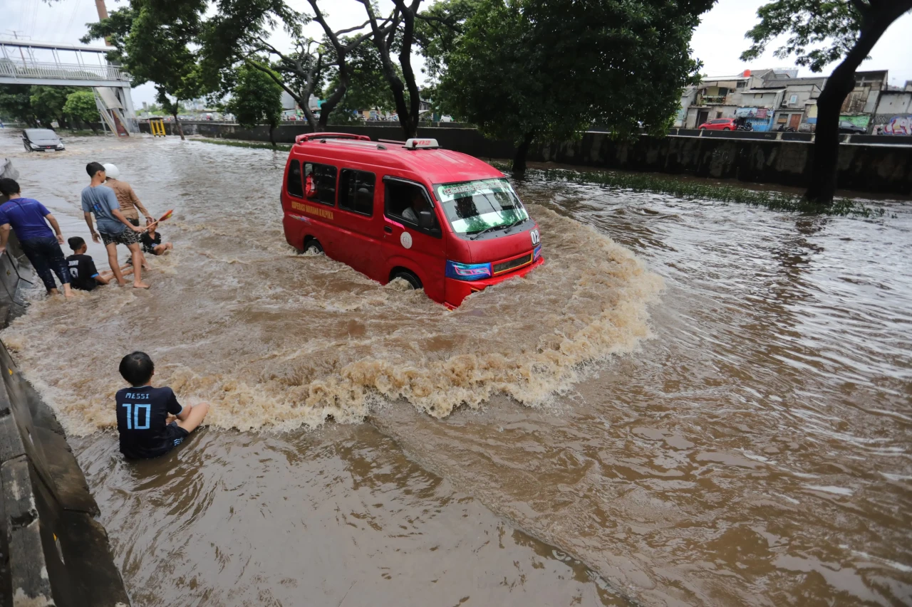 Banjir Genangi Jalan...