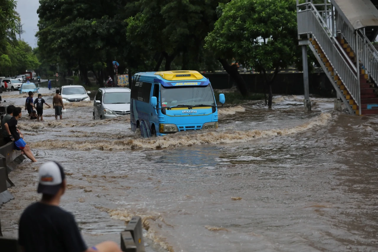 Banjir Genangi Jalan...