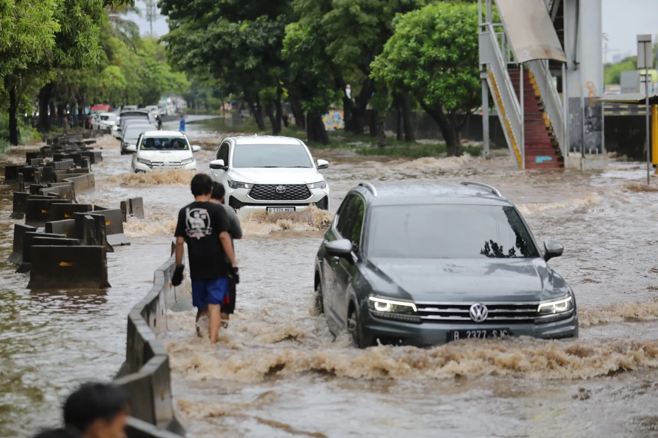 Banjir Genangi Jalan...
