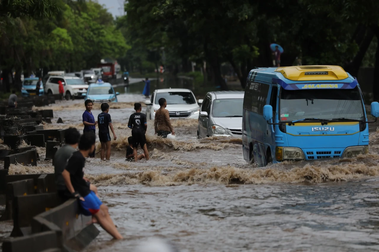 Banjir Genangi Jalan...