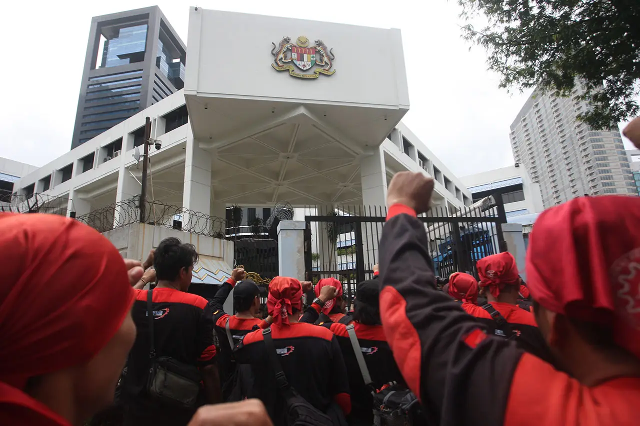 Tuntut Keadilan bagi...
