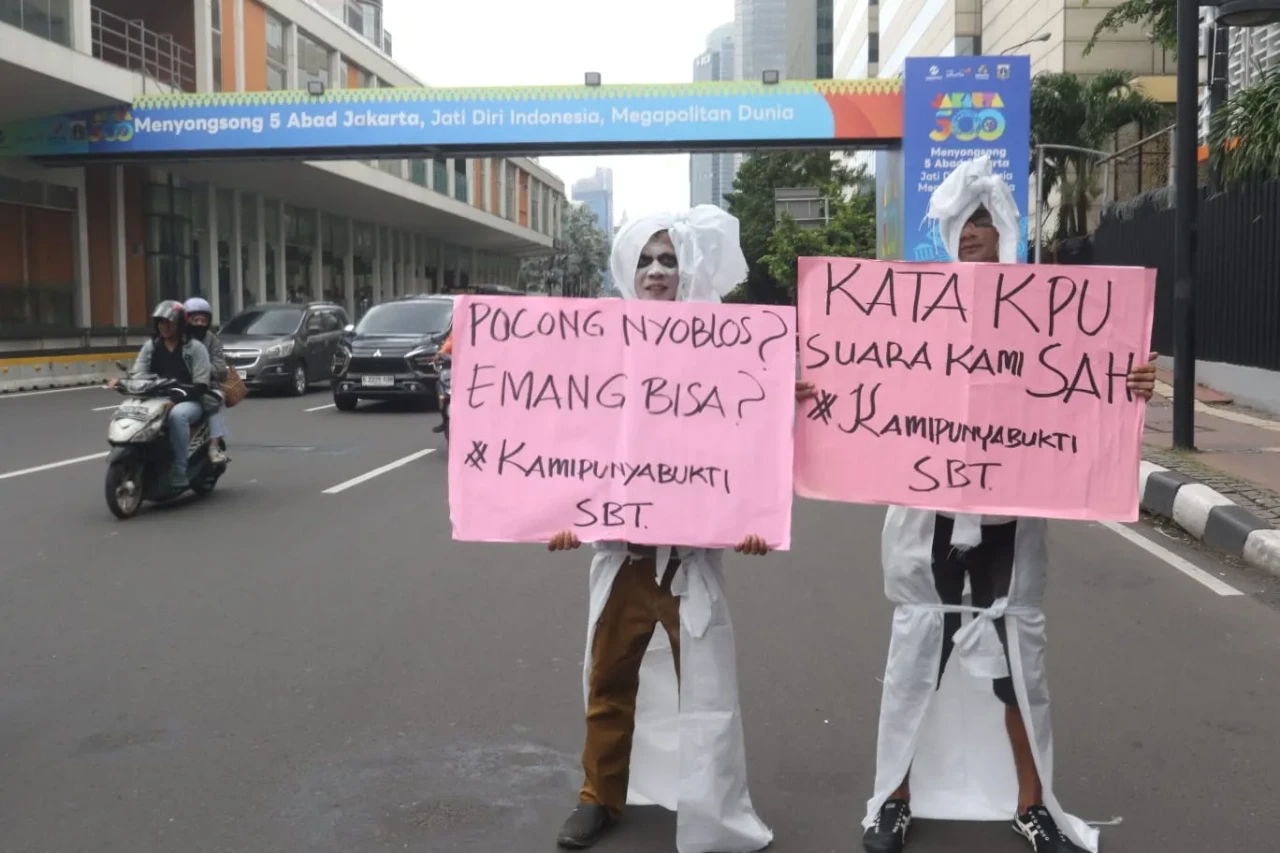 Aksi Diam Warga Seram...