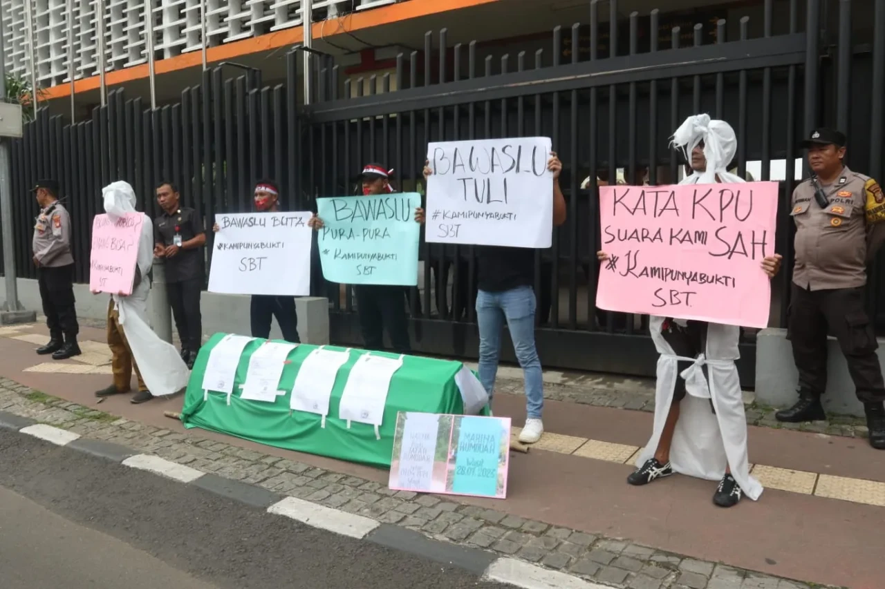 Aksi Diam Warga Seram...