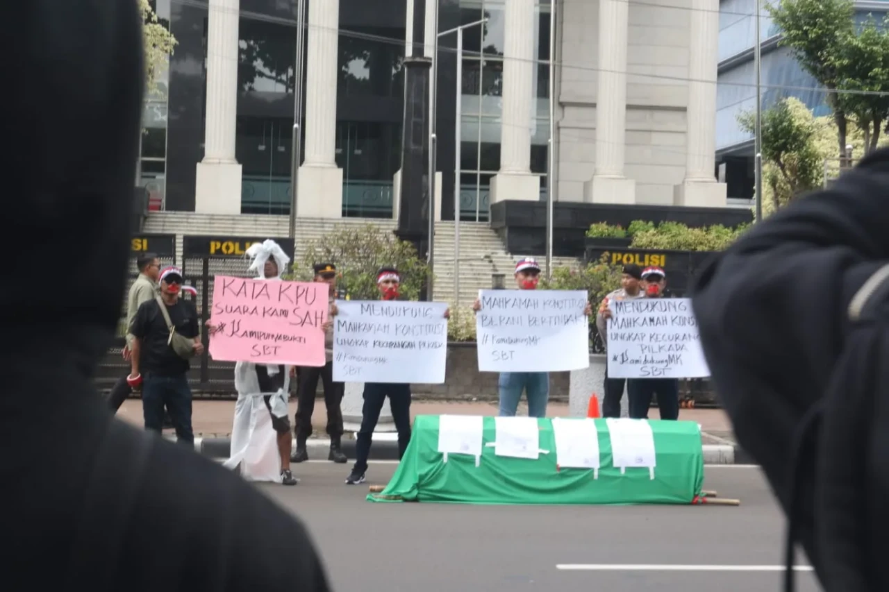 Aksi Diam Warga Seram...