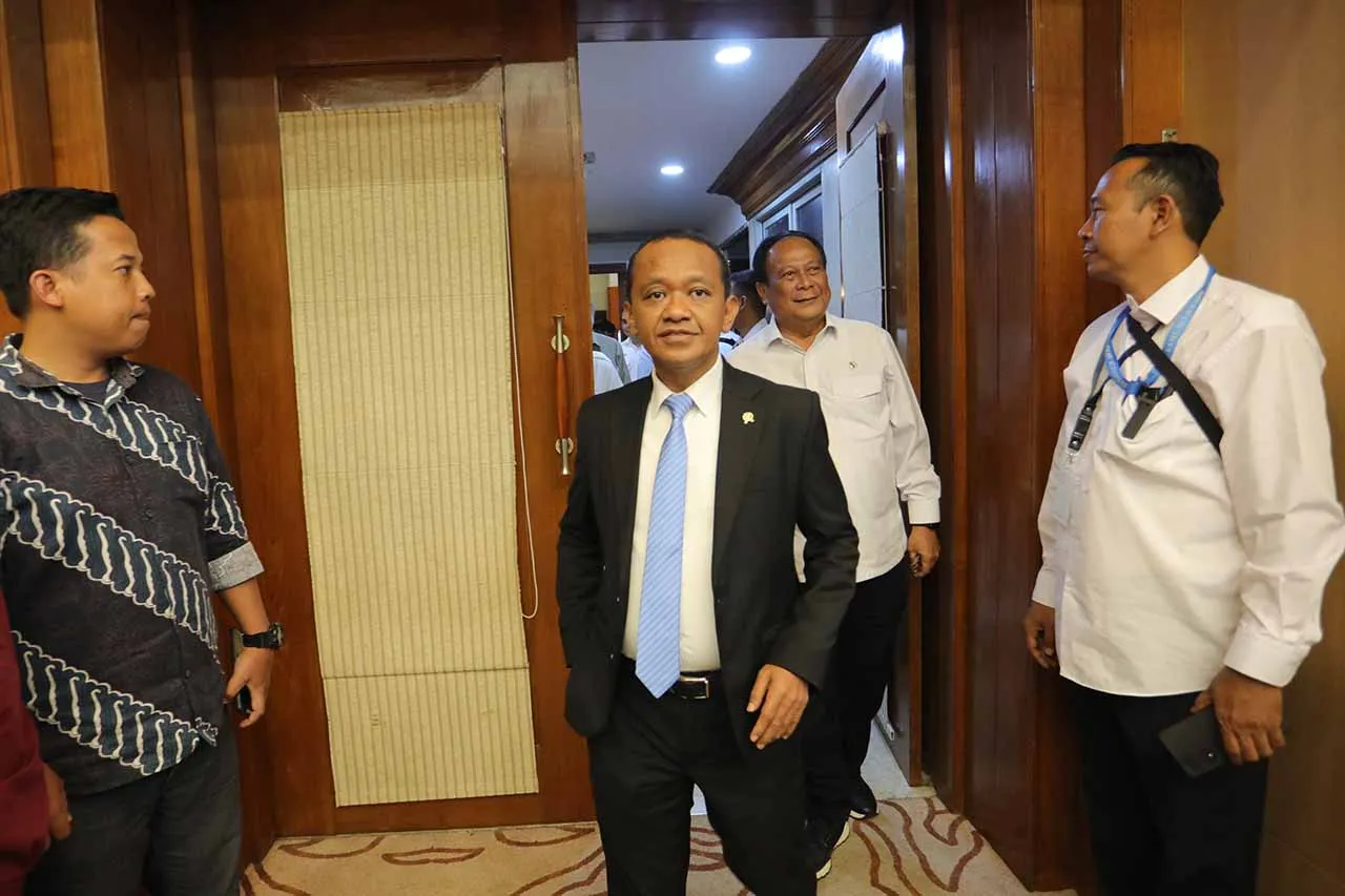 Rapat kerja Menteri...