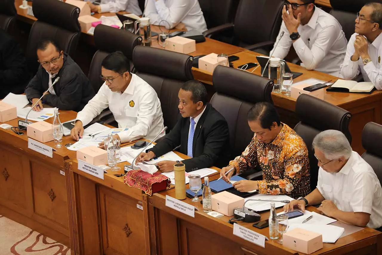 Rapat kerja Menteri...