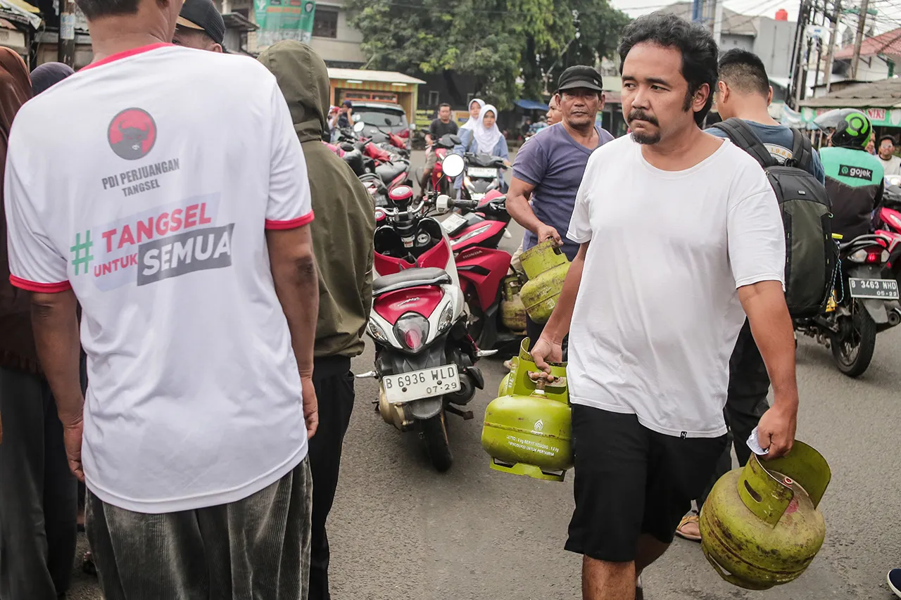 Antrean Panjang Warga...