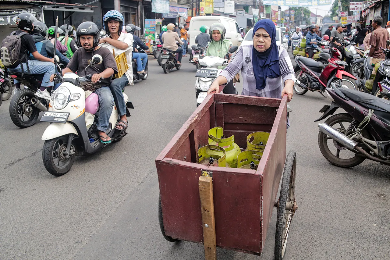 Antrean Panjang Warga...