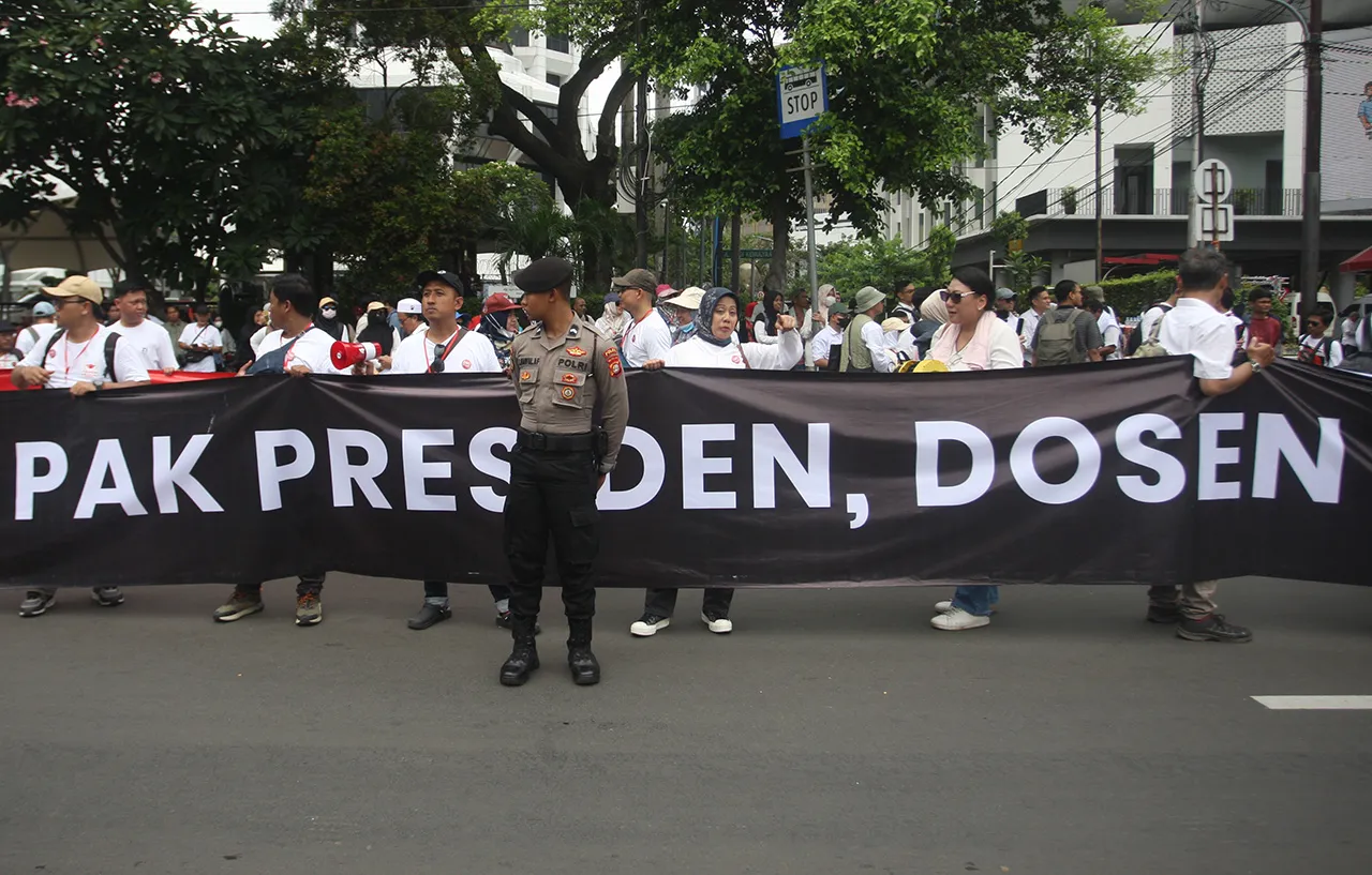 Ratusan Dosen ASN Demo...