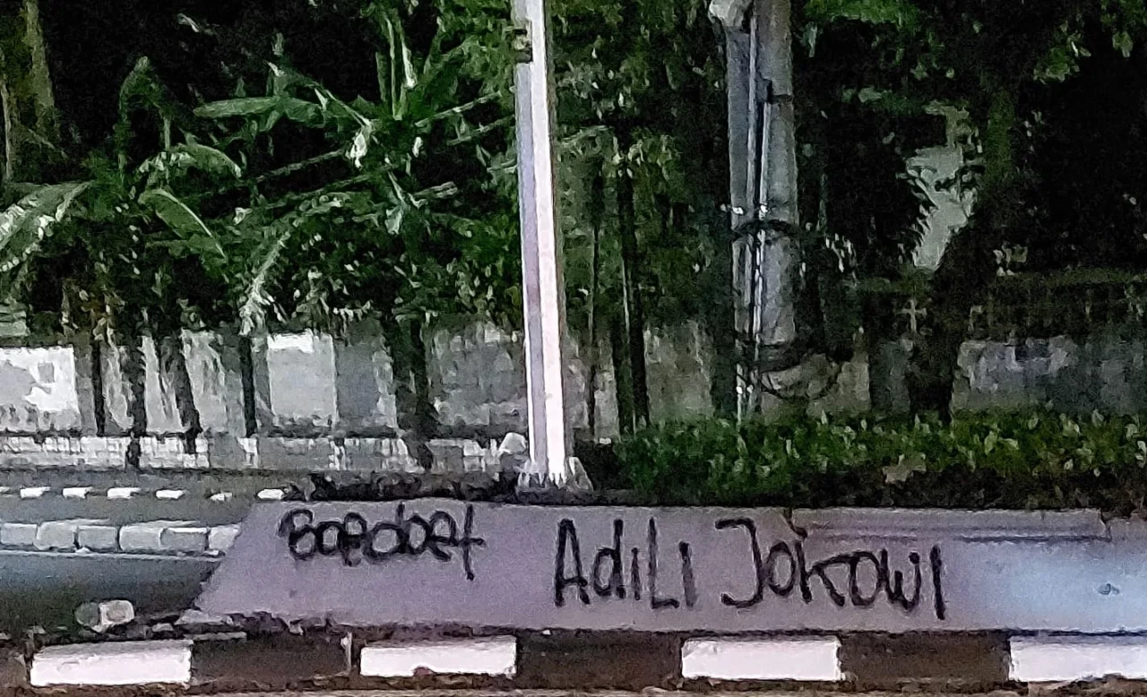 Coretan Dinding Adili...
