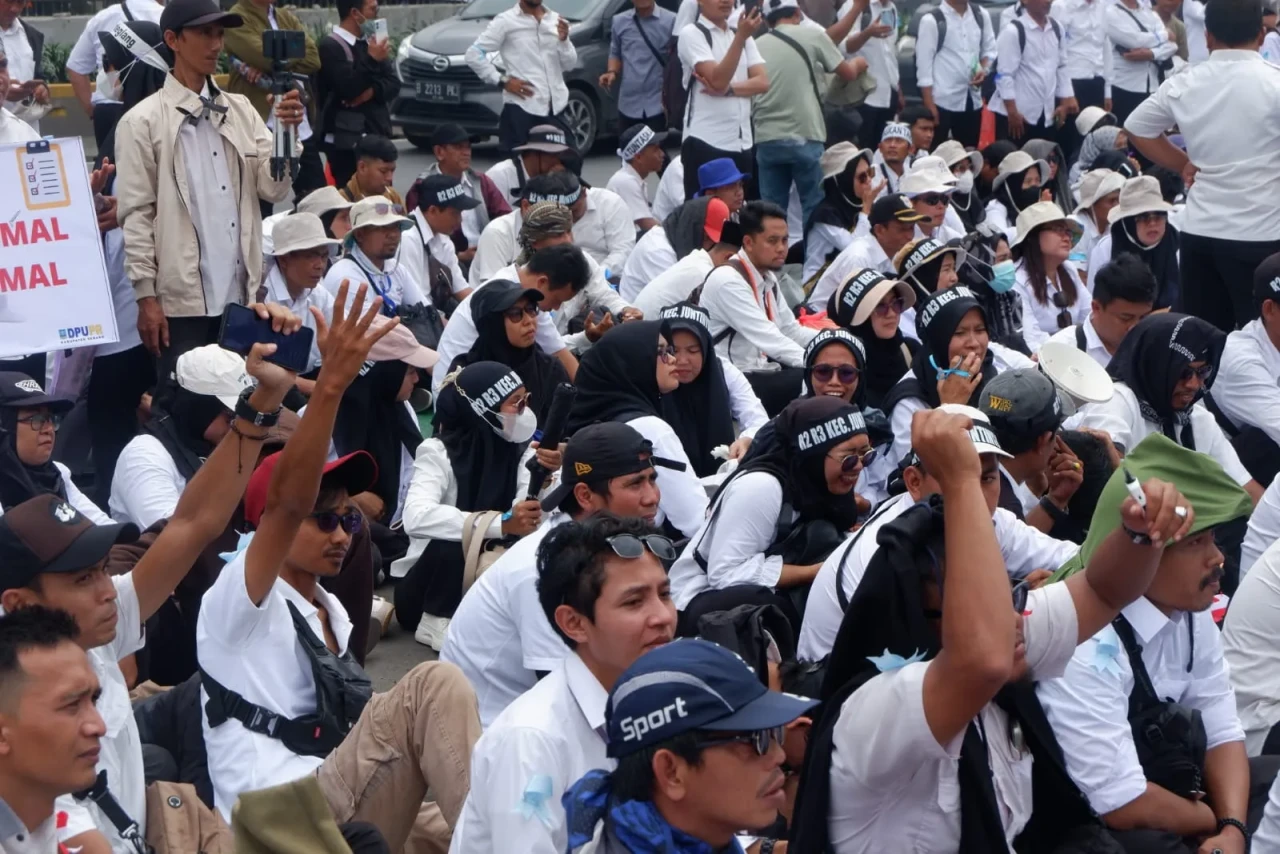 Aksi Ribuan Tenaga honorer...