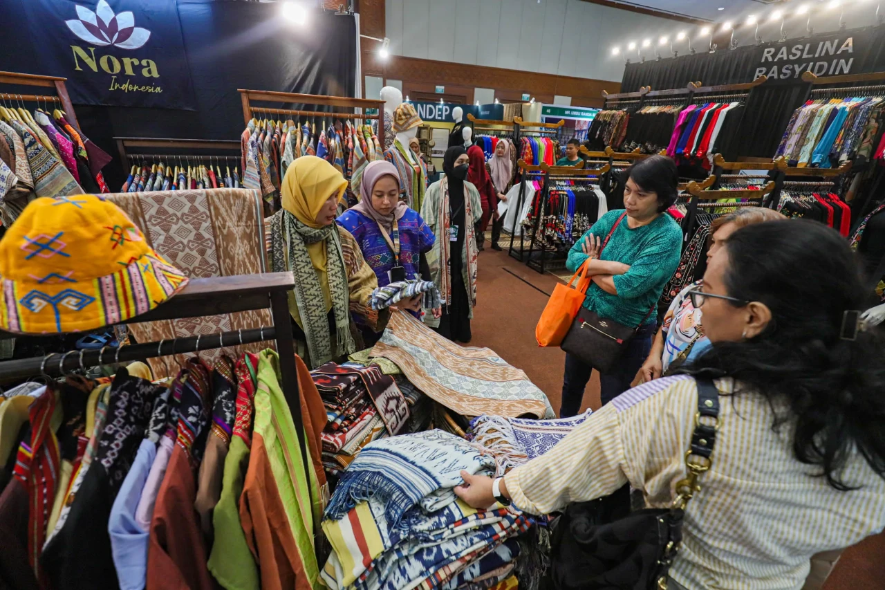 Melihat Pameran Kerajian...