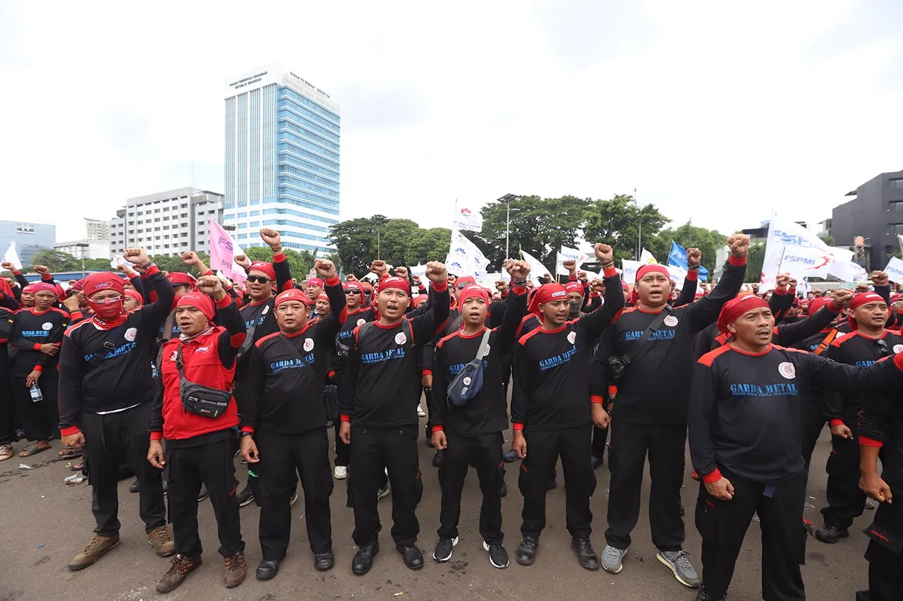 Aksi Buruh Tuntut Pengesahan...
