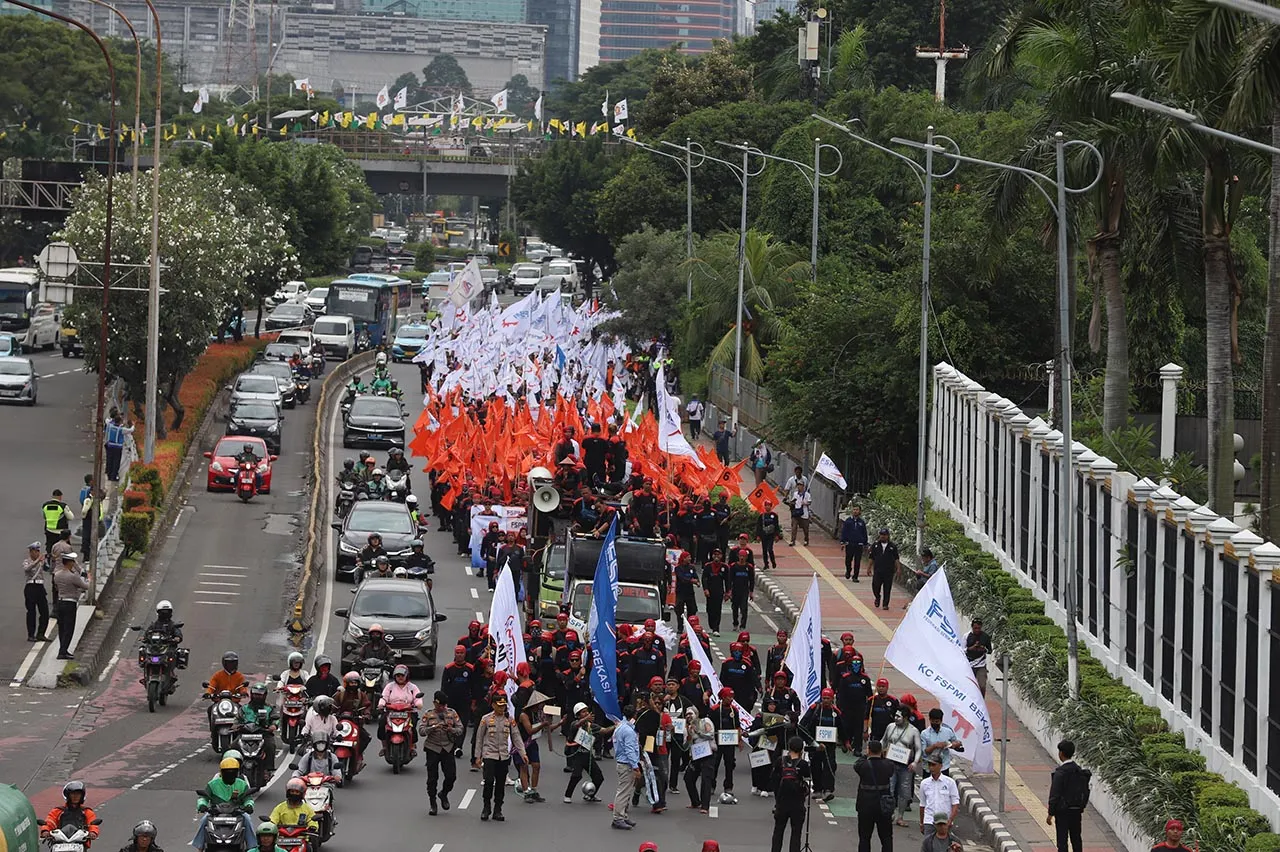 Aksi Buruh Tuntut Pengesahan...
