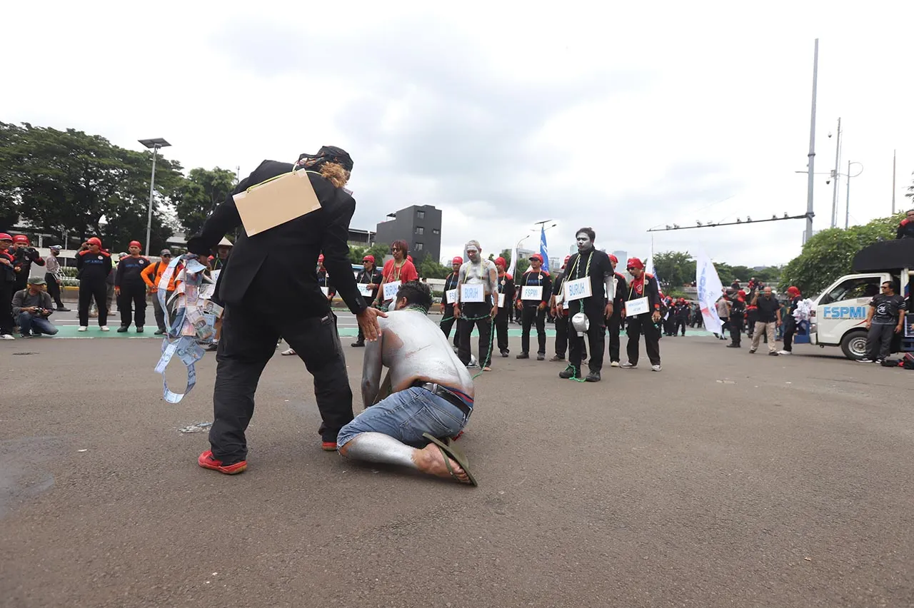 Aksi Buruh Tuntut Pengesahan...