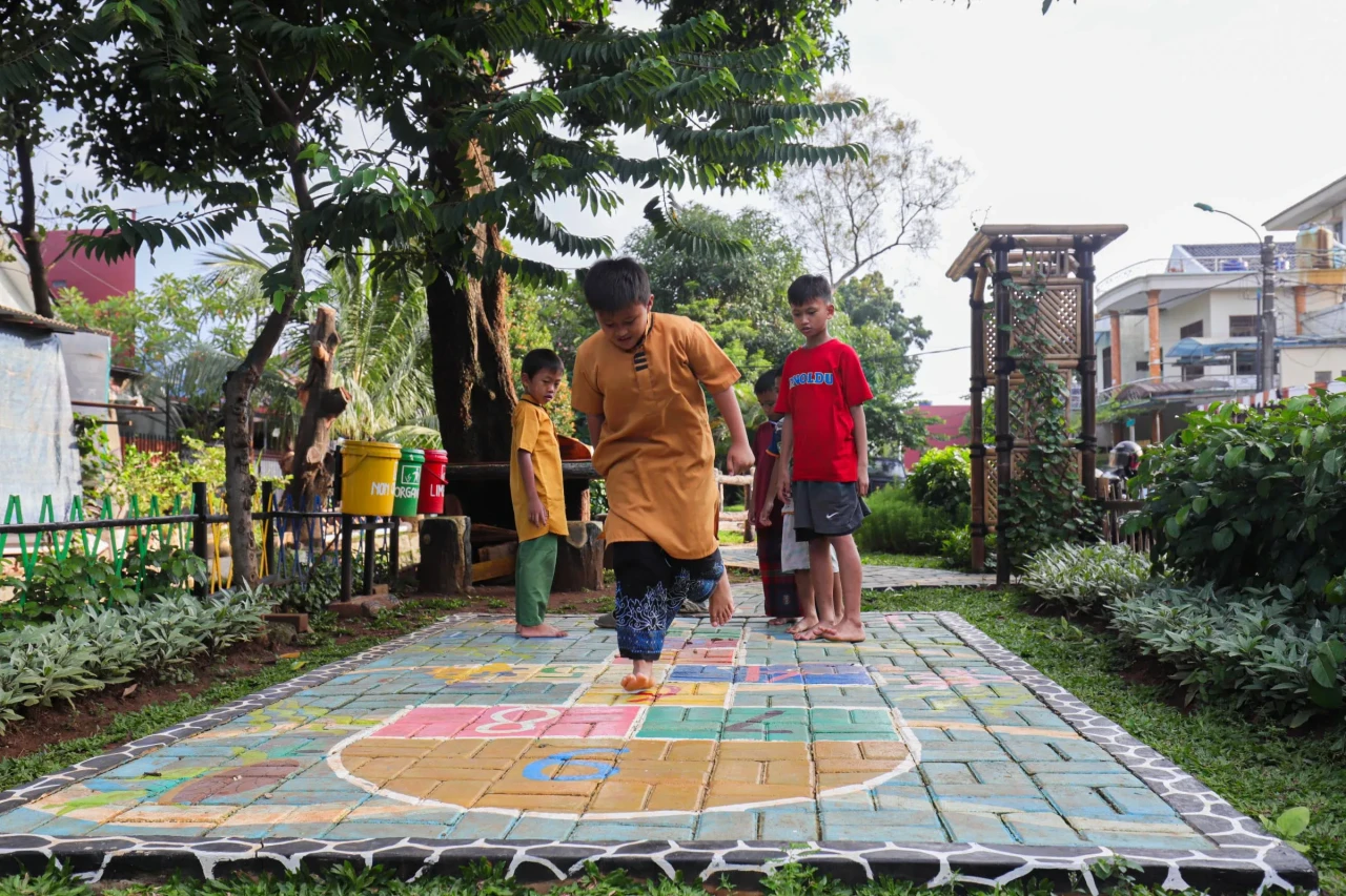 Keseruan Anak-Anak Bermain...