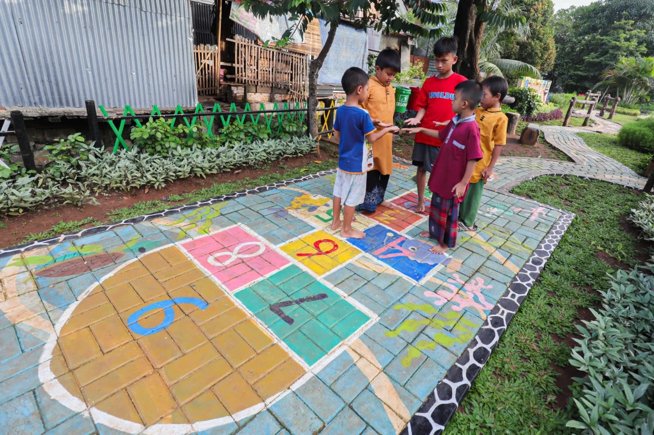 Keseruan Anak-Anak Bermain...
